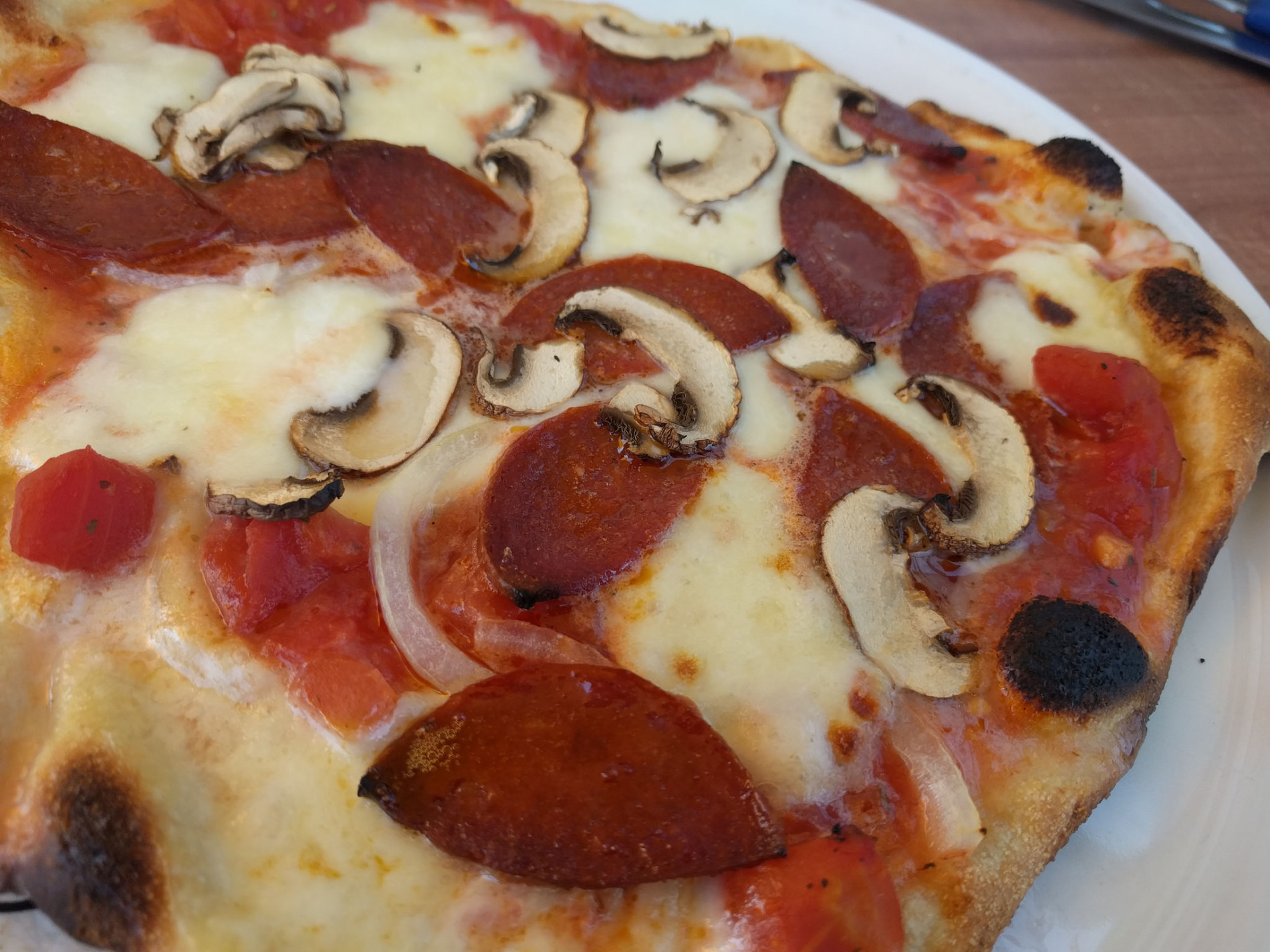Sucuk Pizza – Der-Herr-Der-Roste